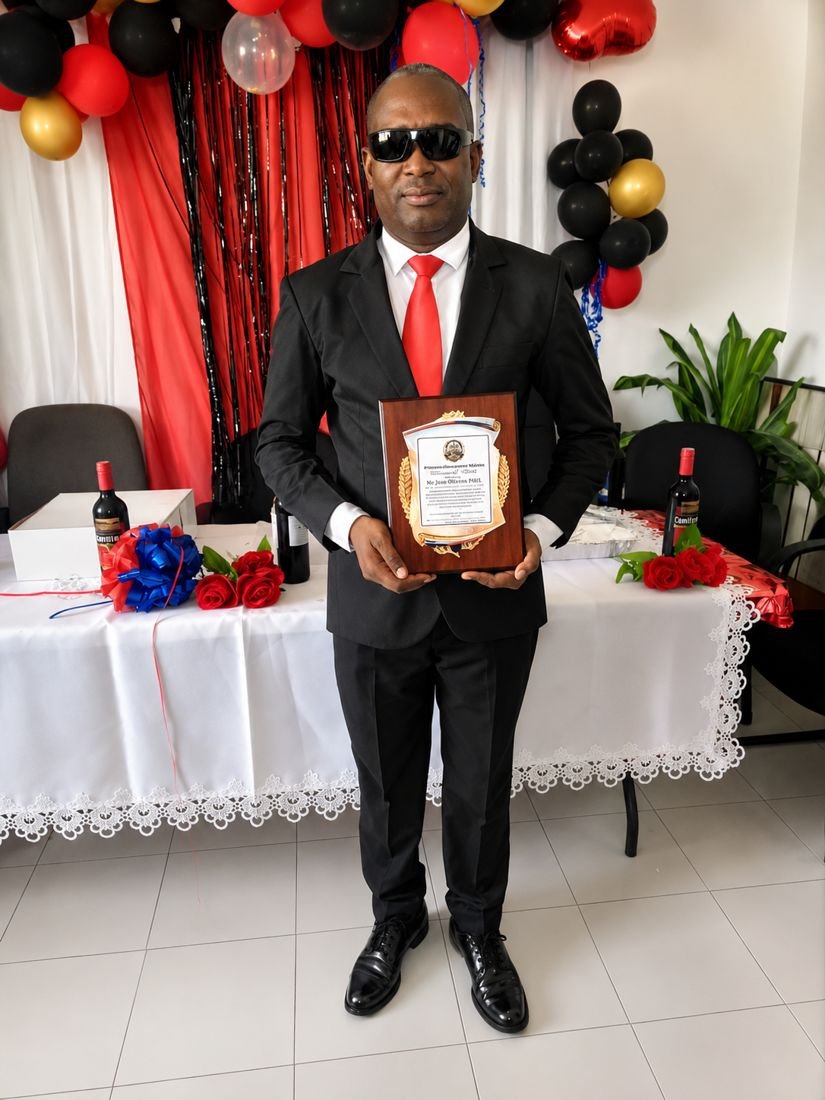 Me Jean Olivens PAUL recevant une distinction professionnelle